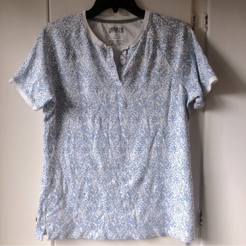 Duluth Trading Co White and blue short sleeve, 3 button T-shirt, size medium